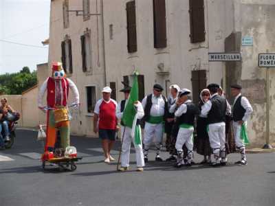 Mr Carnaval : Michou porte drapeau avec Maurice