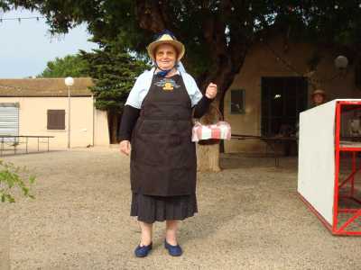 Mme LASCAR
en costume de vendangeuse
de l'Epoque