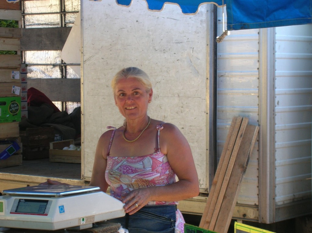 Mme ALVERNHE (TOURBES) la marchande de fruits et l�gumes (mardi matin)