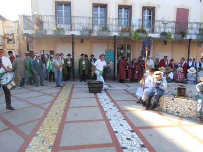 Rassemblement sur la place de la Mairie