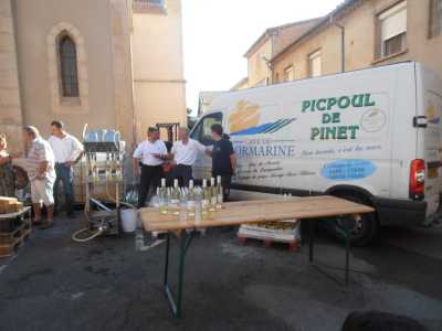 Vente de jus de raisin
devant l'Eglise
par la Cave de l'Ormarine
----
Cyril PAYON 
(Directeur de la cave)
et ses adjoints
----
1 euro la bouteille
200 bouteilles vendues