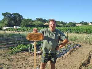 Pascal IROLLA
devan la pancarte
de son Jardin