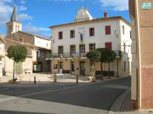 La place de la Mairie avec le bassin et le jet d'eau.